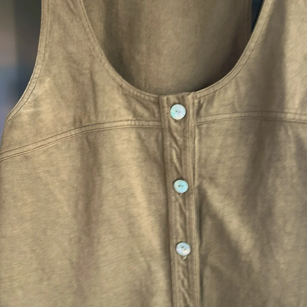 Raquel Allegra Button Sleeveless top in army green size 0/ small - Picture 4 of 8